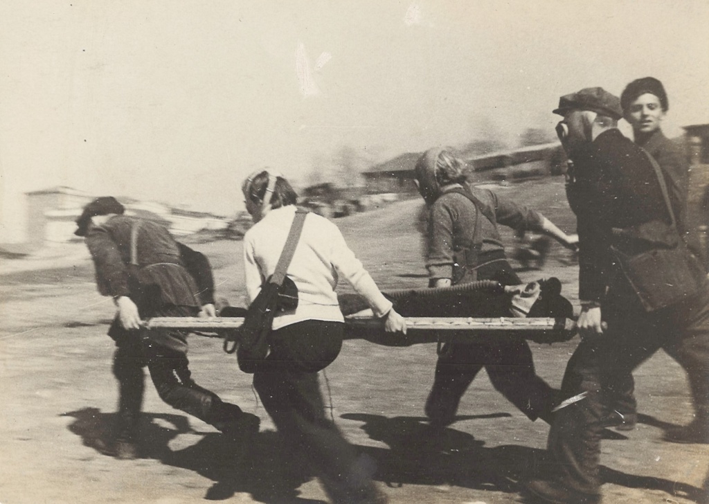 ГАПК. Ф.Р-1629. Оп.1. Д.28. Л.9. На учениях сандружинников. 1940 год. .jpg