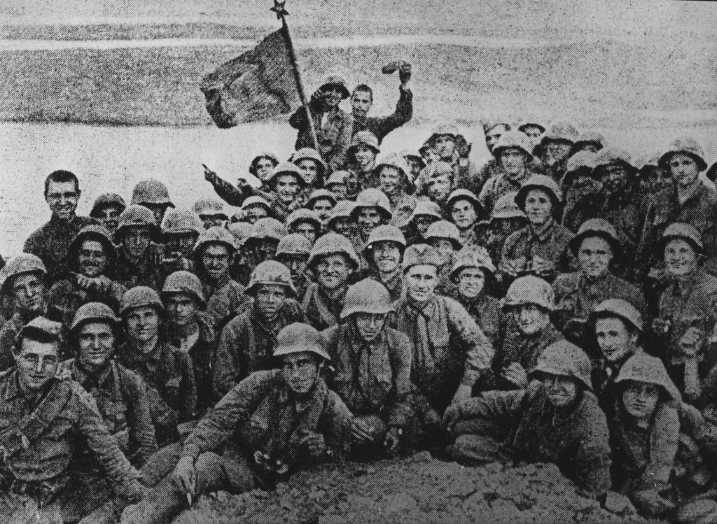8. ГАПК. Фотофонд, П-9822. Бойцы и командиры Красной Армии на освобождённой ими сопке Заозёрной. Август, 1938 г.jpg