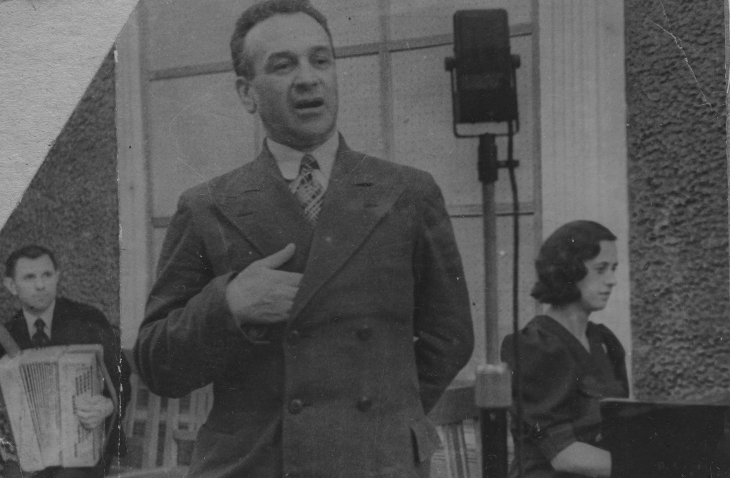 11. ГАПК. Фотофонд. П-8435. Концерт для воинов Красной Армии. У микрофона солисты А. И. Баскин, концертмейстер Е. Зенкова, баянист Крымский. 1942 г..jpg