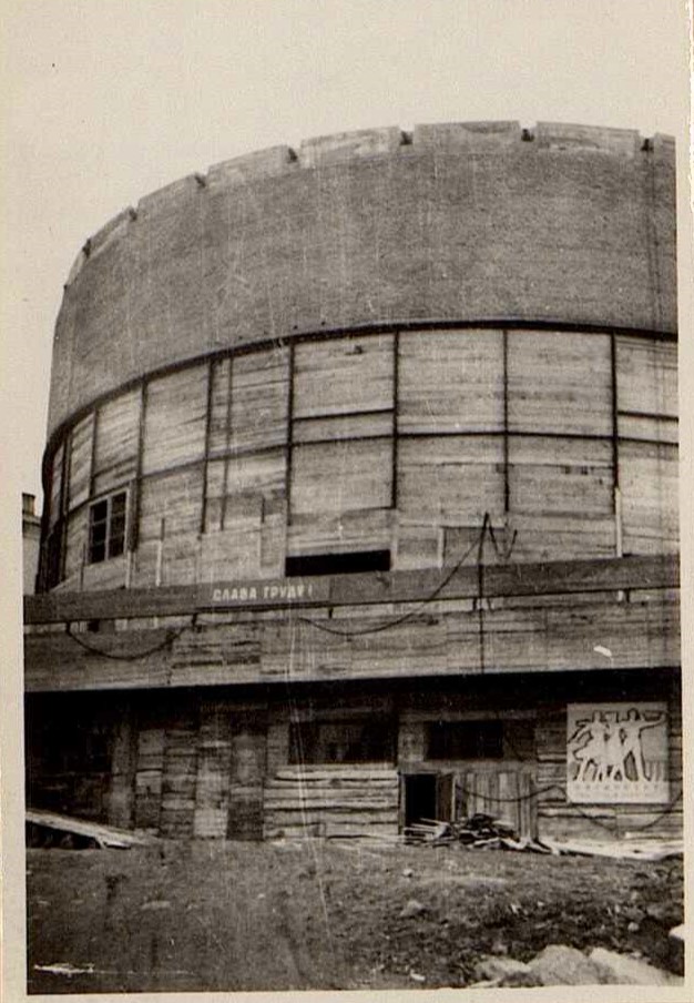3. ГАПК. Фотофонд 0-2497 (негатив) Строительство широкоформатного кинотеатра, 1966 г. (а).jpg
