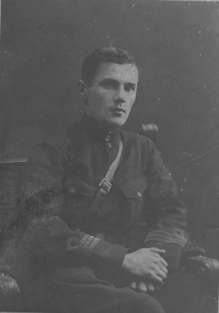 5. ГАПК. Фотофонд. П-8416. П. К. Волгин – первый организатор радиовещания в Приморье. 1926 г. На пути в каждый дом (1926-1940 гг.).jpg