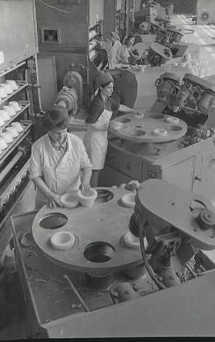 В цехах Владивостокского фарфорового завода. Владивосток. 25 мая 1971 г. ГАПК, фотофонд 04477 (1)
