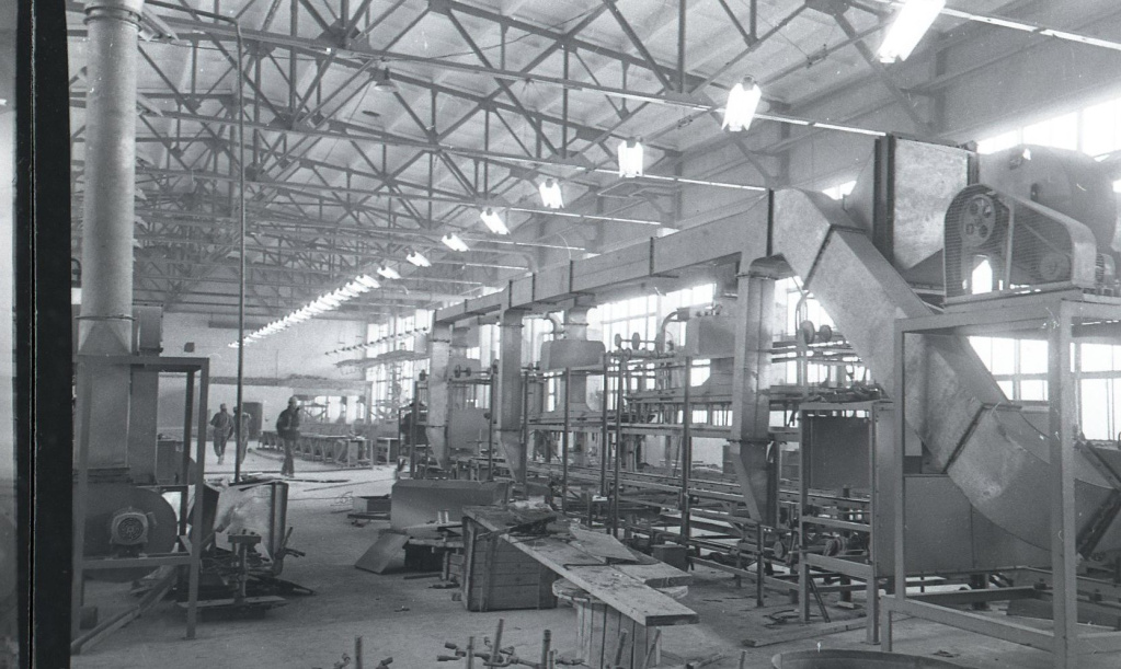 Один из цехов главного корпуса Владивостокского фарфорового завода. Владивосток. 1971 г. ГАПК, фотофонд 06424