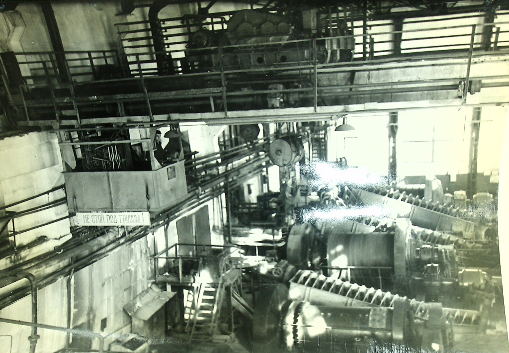 Отделение тонного измельчения фабрики. Фотомонтаж «Приморское рудоуправление в 3-м году семилетки (1961год)». ГАПК, фонд Р-859.Оп.1.Д.73-5.