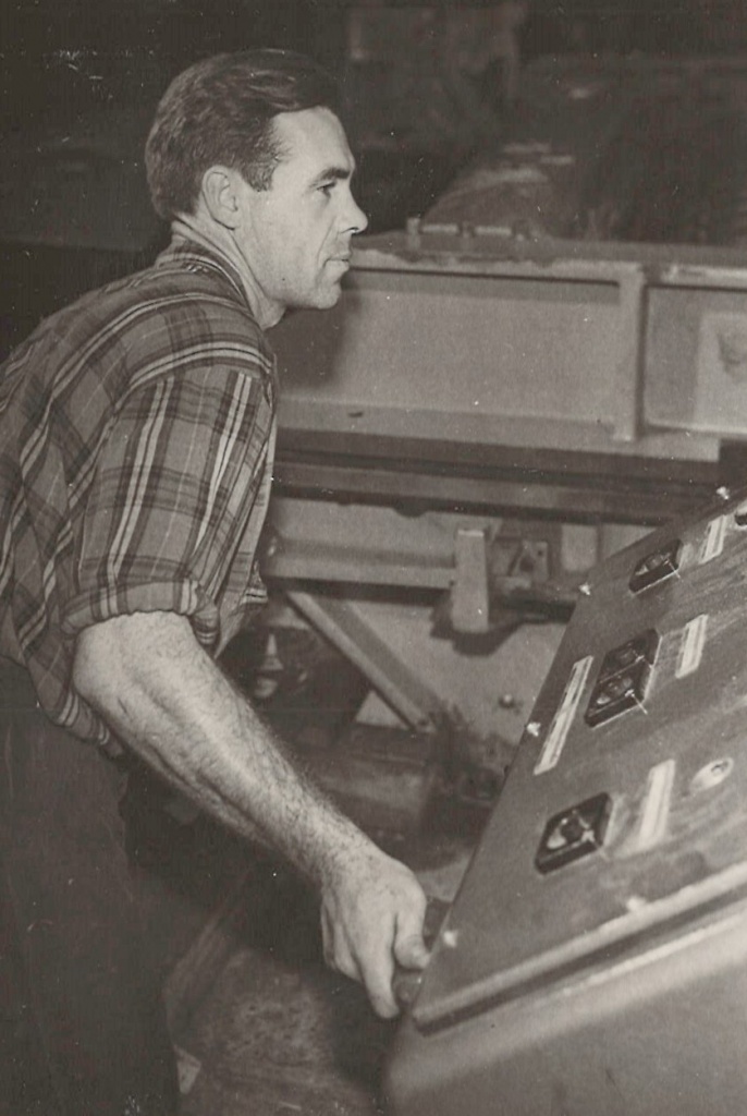 ГАПК. Фотофонд, 02697. Евгений Грицеюк. На Океанском фанерном заводе обслуживал одновременно 2 станка, успешно выполняя 1,5 нормы. 1964 г. .jpg