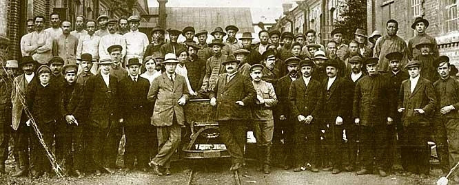 Рабочие Фанерного завода на ст. Океанская, г. Владивосток. Источник - коммуникационное агенство PrimaMedia.jpg