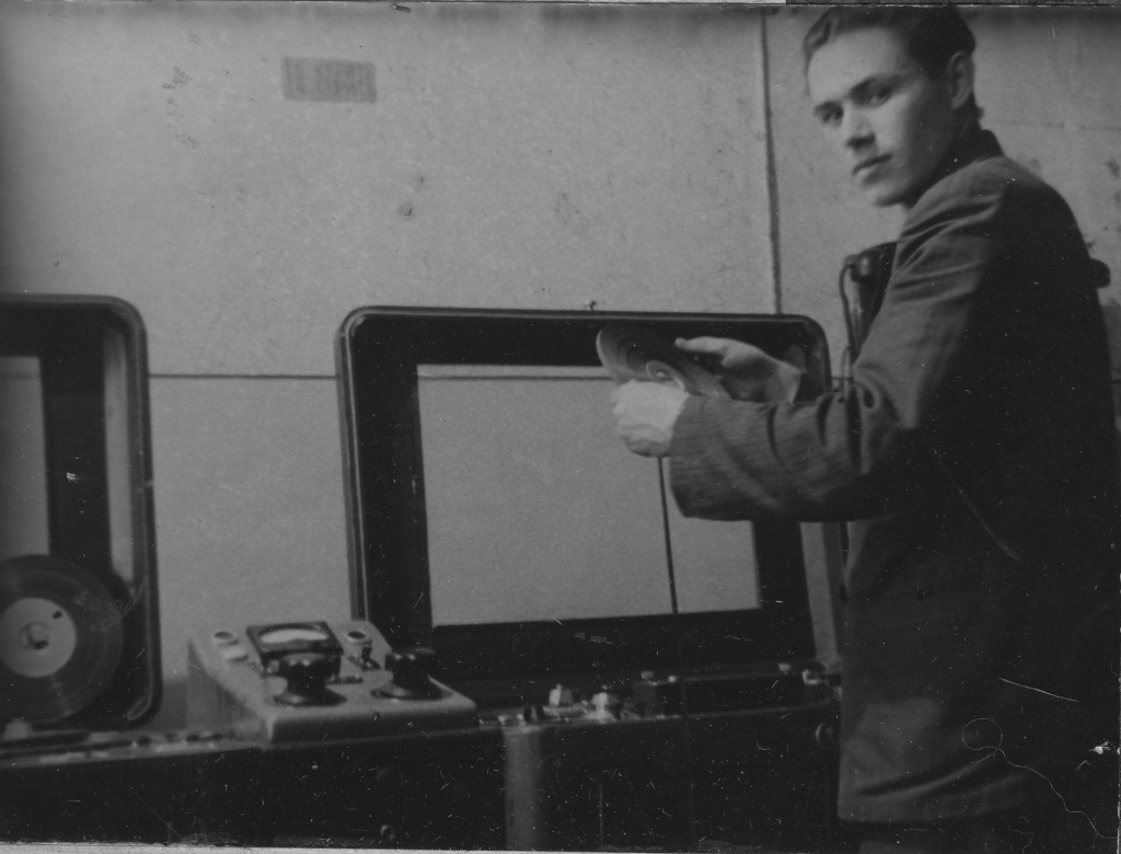12. ГАПК. Фотофонд. П-8444. Радиостудия оснащается стационарным магнитофоном «МЭ3/М». У аппарата – техник В. Лесков. 1956 г..jpg