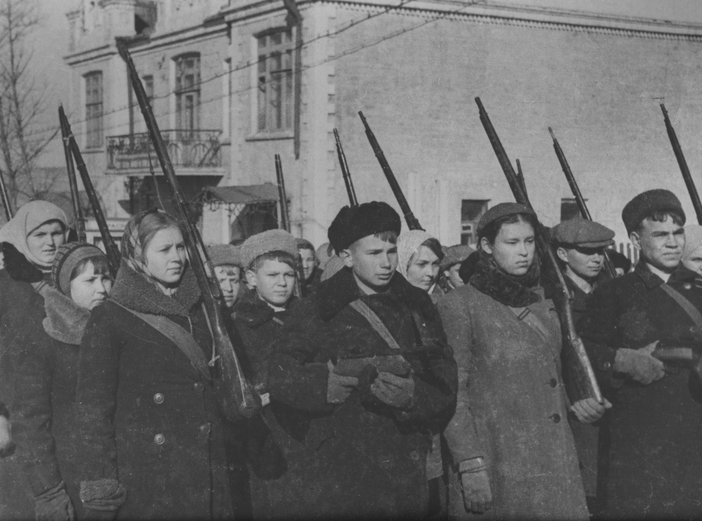13. Группа старшеклассников на занятиях по строевой подготовке, 1941 -1945 гг., ГАПК, фотофонд, П-9897.jpg
